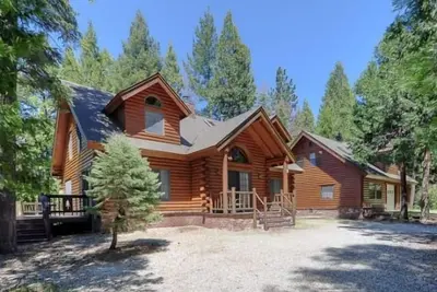 Image de Ultime Lassen House! Cedar Hot Tub! Ruisseau de truite privé! 20 acres de bois!
