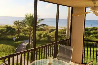 Image de Sanibel Surf Sounds Direct Beachront - Mise à jour 2 Bdrm / 2 salles de bain avec Wifi & Bikes