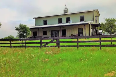 Image de Nouvelle maison Ranch à deux étages avec vue sur le lac sur 160 acres