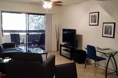 Image de Les voyageurs d'affaires Réservez Ici! Marchez jusqu'au train léger sur rail et à l'Uss. Dans un complexe fermé