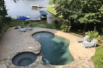 Image de Adorable oasis au bord du lac sur le lac Oconee avec piscine privée et quai en taille réelle.