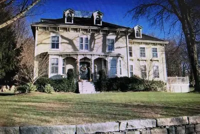 Image de Majestueusement restauré victorien avec vue panoramique sur les eaux près de Newport