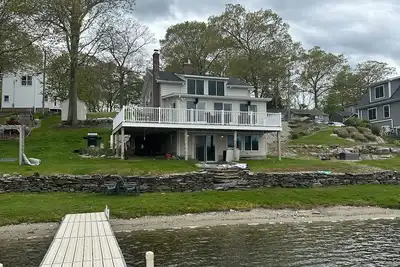 Image de Situé sur le lac Coventry. Sortez par la porte arrière et vous êtes dans le lac!