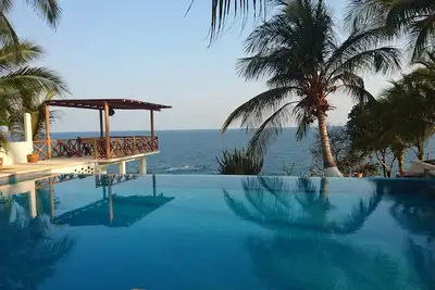 Image de Accueil de luxe en bord de mer - immense piscine à débordement