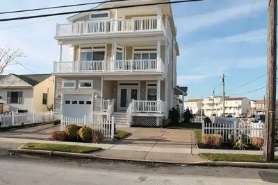 Image de Grande maison de 4 400 pieds carrés; 1 pâté de maisons de la plage;
