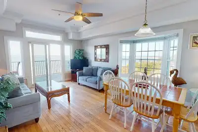 Image de Bay View Villas - Unité 306 - Bord de l'eau - Piscine - Tennis - WiFi gratuit