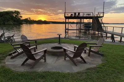 Image de Belle au bord du lac 4 Br / 5 Ba Hideaway w / immense cour et vue magnifique