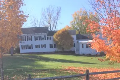 Image de Charmante ferme mise à jour dans le pittoresque pittoresque Walpole Nh et 8 personnes