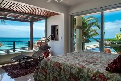 Image de Luxury 2 bedroom condo en bord de mer avec piscine et bain à remous, paisible et élégant