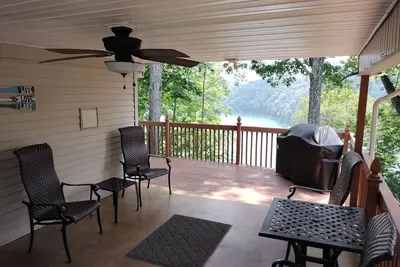 Image de Cozy Lakefront Cabin - Lancement de bateau et vue imprenable sur le lac Cumberland!