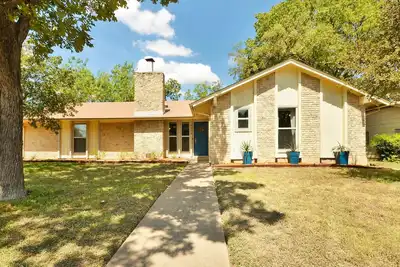 Image de Super 3 lit 2 salles de bain! Austin central avec grande cour!