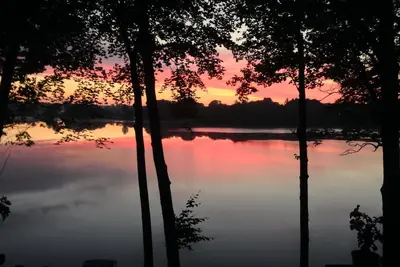 Image de Lakefront Home au sommet d'un petit bluff avec une vue imprenable sur Diamond Lake