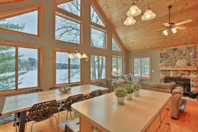 Image de Cozy Waterfront Fife Lake Cottage sur le lac!
