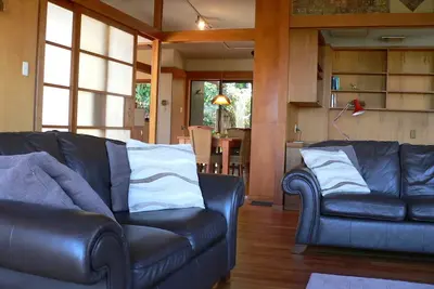 Image de Spacieux appartement traditionnel près des trains et des bus et à 10 minutes du Cbd.