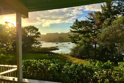 Image de Escapade victorienne avec une pelouse tentaculaire et de belles vues sur l'eau, à quelques pas de la ville