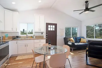 Image de Maison sur une colline w / vues magnifiques! Lit king confortable, cuisine complète, Wifi, télévision par câble