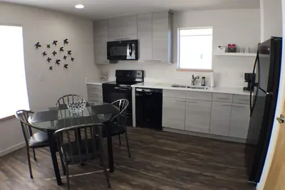 Image de Maison de transport moderne de nouvelle construction à Prospect - Le quartier le plus cool d'Amérique