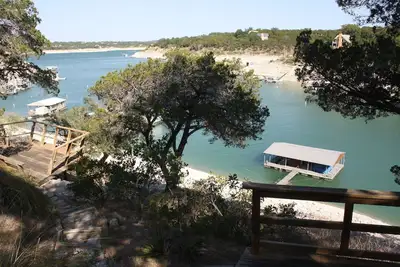 Image de Lake Travis Waterfront maison avec Grande quai privé sur Deep Water Cove!