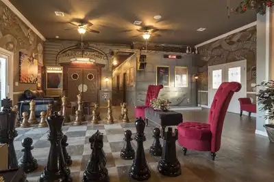 Image de 13 chambres, 11 salles de bains au bord du lac sur 10 acres privés fermés!