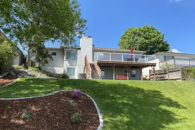 Image de Lake House dans un quartier calme près du centre-ville