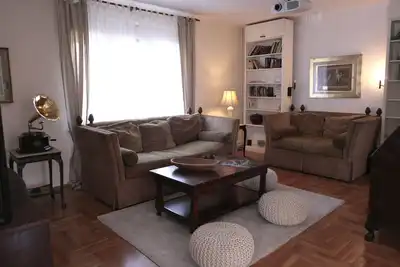 Image de Charmante maison avec une grande terrasse à deux miles du centre-ville
