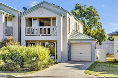 Image de The Lighthouse - 8 Guests | 3 Bedrooms | 7 Beds | 2 Bathrooms - Master Bedroom: Queen bed, Bedroom 2: Double bed, Bedroom 3: 2 Single beds, Lounge: Double Futon Bed