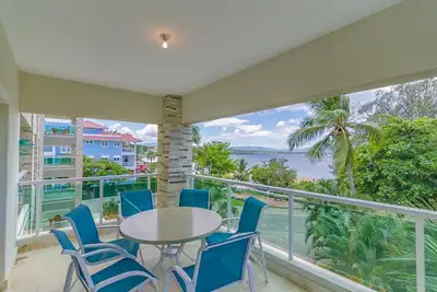 Image de Condo central vue mer avec piscine, Bbq. Convivial, près de la plage de sable!