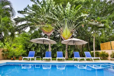 Image de Oasis rénovée de 4 chambres avec piscine et voiturette de golf, à quelques minutes de la plage