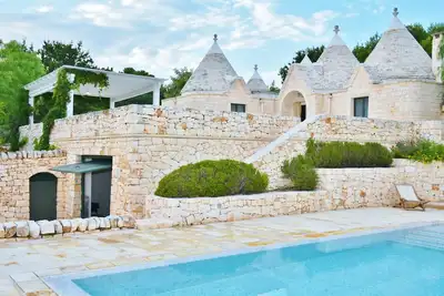 Image de Belle villa de style trullo, piscine privée à débordement de 12 x 6 m, plus de 500 m2 de terrasse