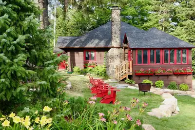 Image de Snowshoe Cottage & Boathouse à droite sur Mirror Lake