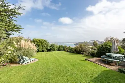 Image de Maison de Vacances avec Piscine Intérieure Privée et Parking Hors Route