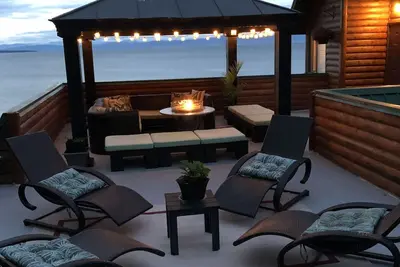 Image de sleeps14 Beachfront Log Home, hot tub, watercraft clam/oysrer many hiking trails