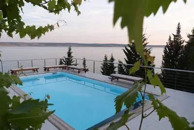 Image de Appartement d'exception avec piscine à débordement et plage privée dans une villa en bord de mer