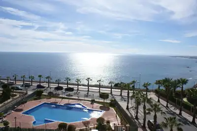 Image de Bel appartement en première ligne grande piscine commune avec vue sur mer et bar