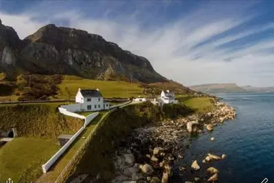 Image de Cottage côtier, historique et primé, front de mer absolu.