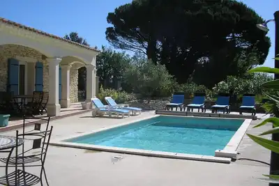 Image de Maison individuelle de Caractère avec piscine dans la Drôme avec deux Sdb.