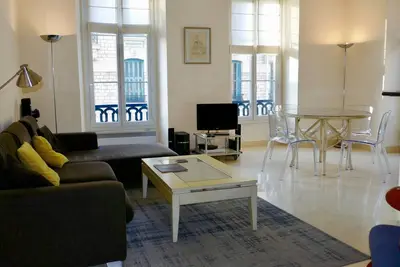 Image de L'appartement est situé au coeur de la ville