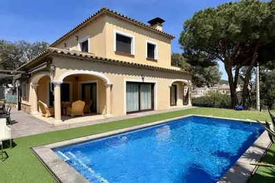 Image de Maison de luxe à Judibar avec piscine, jacuzzi, terrasses avec barbecue