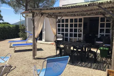 Image de charmant appartement de deux pièces, de grands espaces extérieurs avec beaucoup de verdure et de la vie privée, espace pour enfants