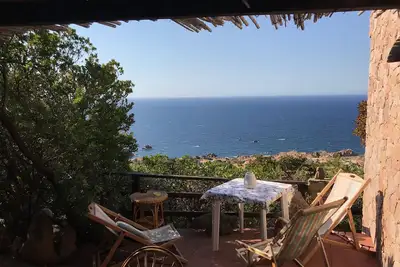 Image de Sardaigne, Costa Paradiso: chalet dans le vert avec vue à 180 ° sur la mer