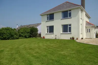 Image de vues spectaculaires sur la mer de cette récemment rénové 4 chambres maison de vacances