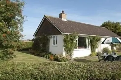Image de Un joli bungalow indépendant avec des rosiers grimpants au centre du nord du yorkshire