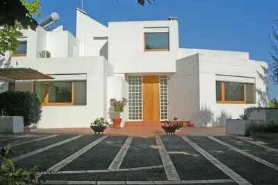 Image de Villa de conception architecturale moderne et raffinée dans un paysage typique des Pouilles.