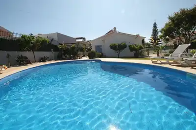 Image de Maison 10mts à pied de la plage, piscine, wifi, barbecue, air conditionné.