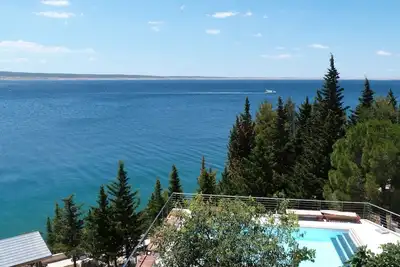 Image de Appartements élégants dans villa en bord de mer avec piscine chauffée et plage privée