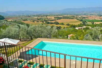 Image de Belles vues panoramiques de cette maison du 17ème siècle avec grande piscine à usage unique