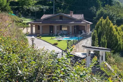 Image de Villa lumineuse avec une vue magnifique sur les montagnes Sibillini, piscine privée