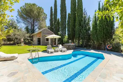 Image de Cottage avec piscine privée à Dassia 200m de la plage