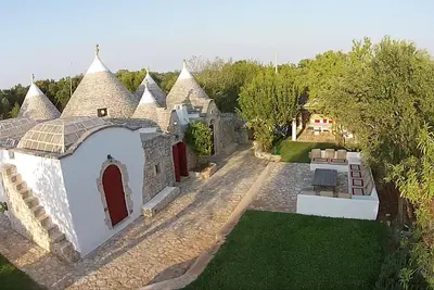 Image de Trullo Della Rosa a publié 2 livres, 10x5mt. Piscine D'Eau SALÉE, 2 hectares d'oliviers