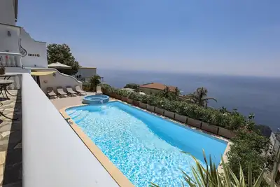 Image de Villa Elena est une villa prestigieuse et exclusive avec une vue mer suggestive.